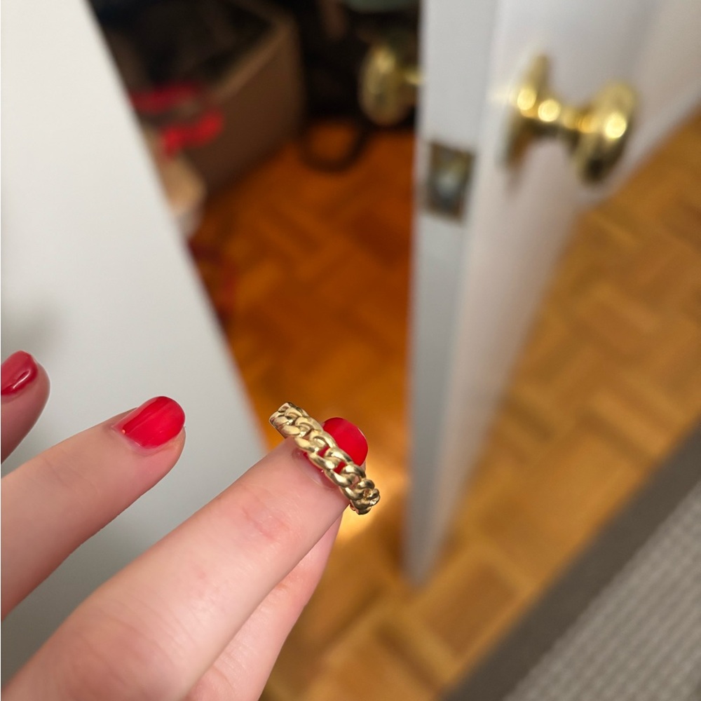 Ring concierge chain gold ring